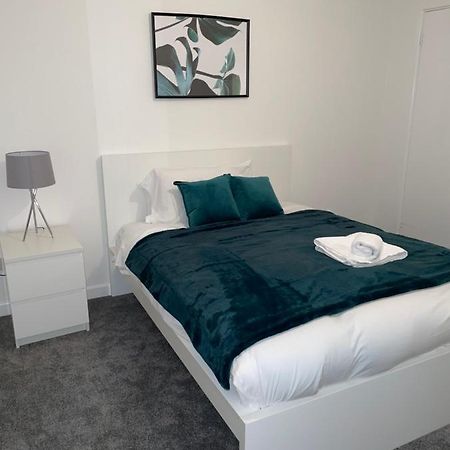 Modern 2 Bed House Cannock Perfect For Contractors Business Travellers Short Stays Driveway For 2 Vehicles Close To M6 M54 I54 A5 A38 Mcarthur Glen Designer Outlet Eksteriør bilde