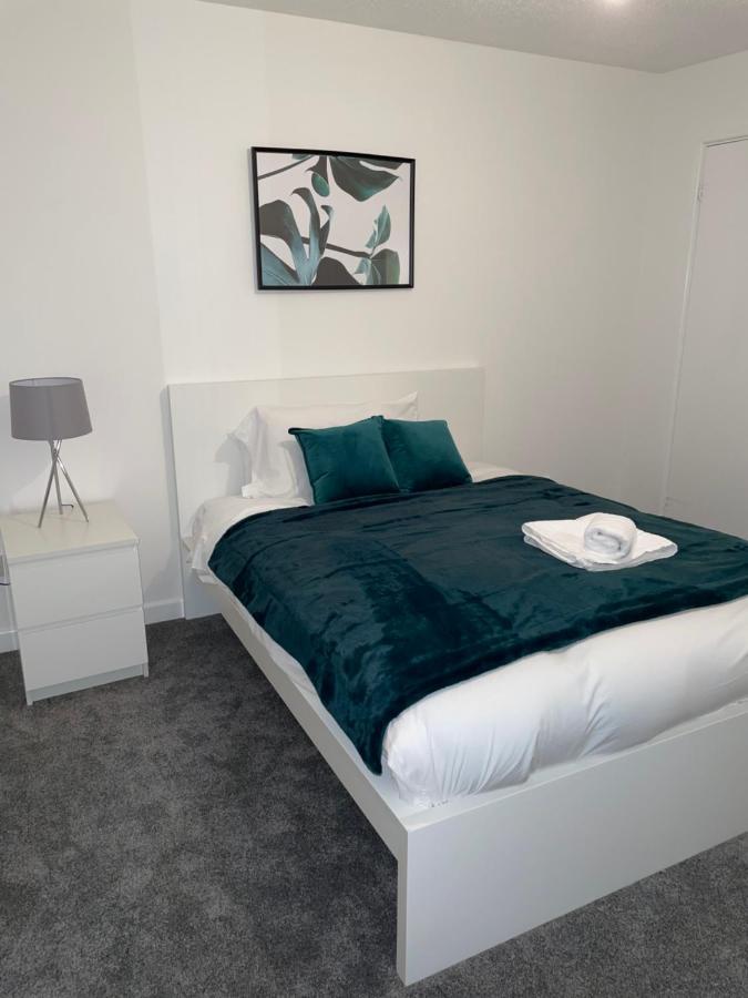 Modern 2 Bed House Cannock Perfect For Contractors Business Travellers Short Stays Driveway For 2 Vehicles Close To M6 M54 I54 A5 A38 Mcarthur Glen Designer Outlet Eksteriør bilde