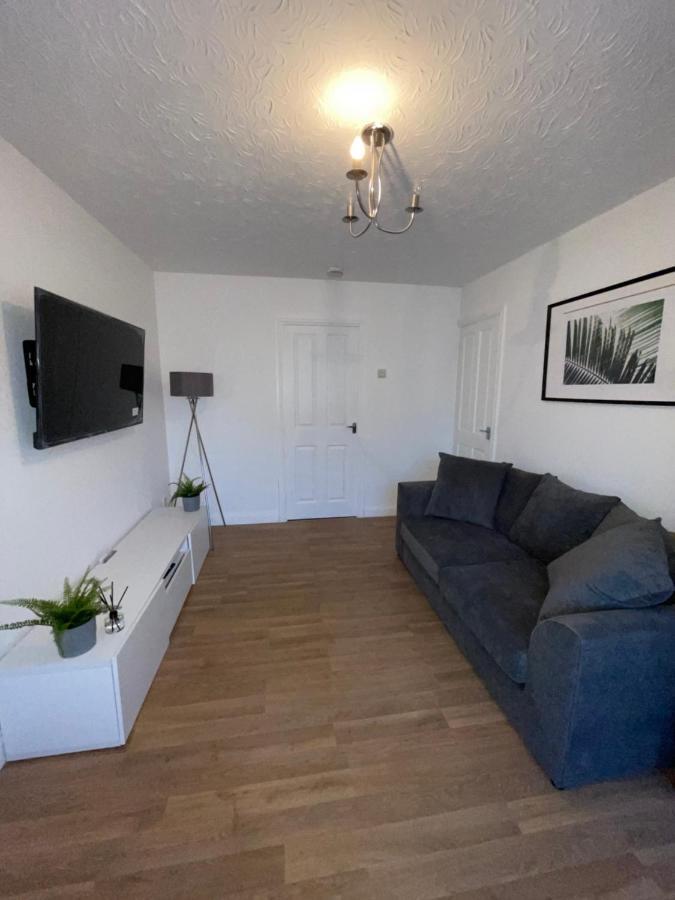 Modern 2 Bed House Cannock Perfect For Contractors Business Travellers Short Stays Driveway For 2 Vehicles Close To M6 M54 I54 A5 A38 Mcarthur Glen Designer Outlet Eksteriør bilde