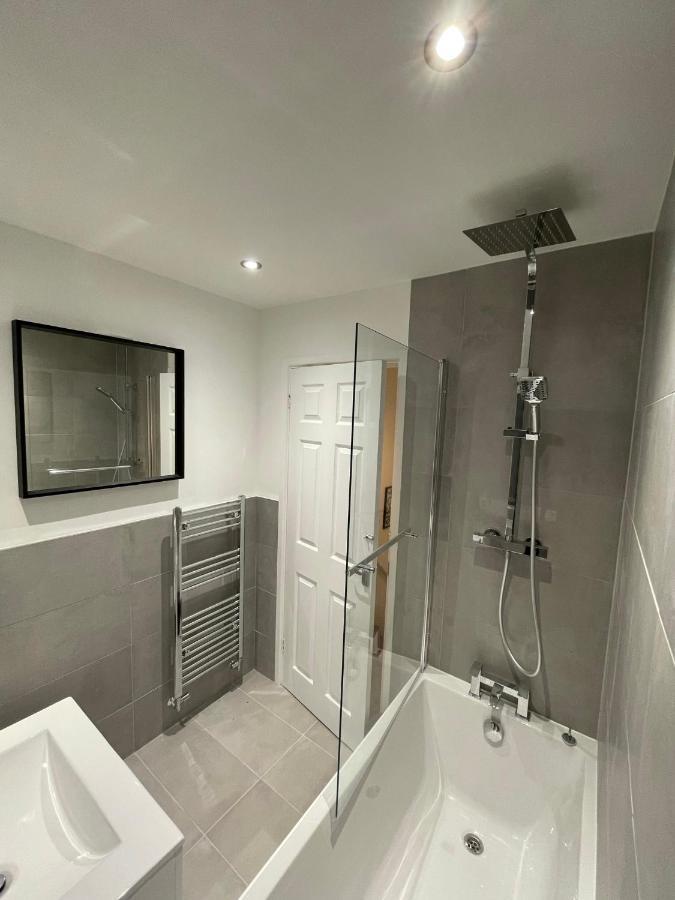 Modern 2 Bed House Cannock Perfect For Contractors Business Travellers Short Stays Driveway For 2 Vehicles Close To M6 M54 I54 A5 A38 Mcarthur Glen Designer Outlet Eksteriør bilde