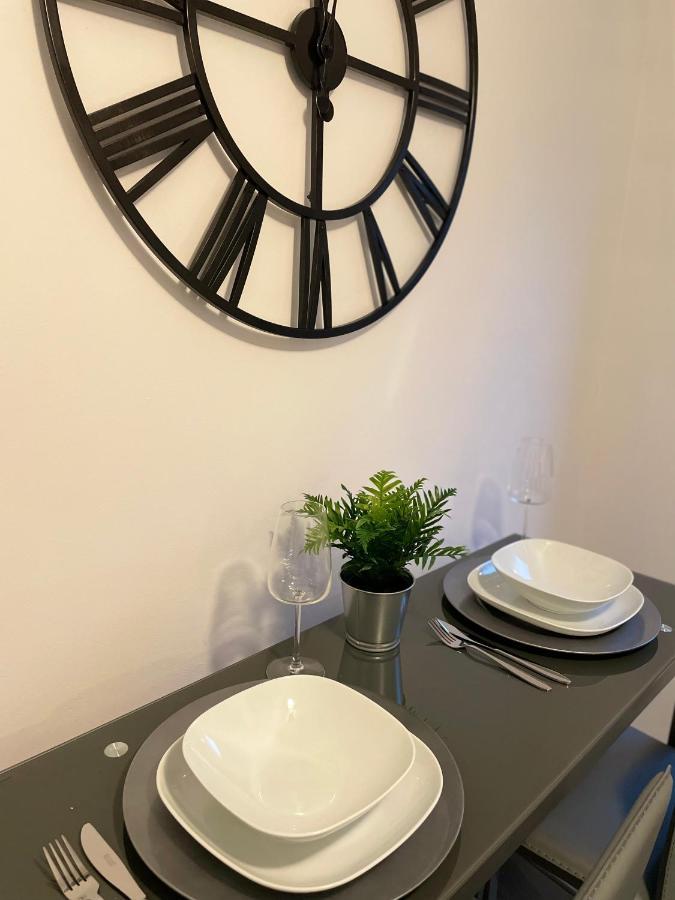 Modern 2 Bed House Cannock Perfect For Contractors Business Travellers Short Stays Driveway For 2 Vehicles Close To M6 M54 I54 A5 A38 Mcarthur Glen Designer Outlet Eksteriør bilde