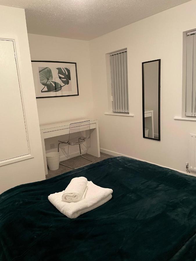Modern 2 Bed House Cannock Perfect For Contractors Business Travellers Short Stays Driveway For 2 Vehicles Close To M6 M54 I54 A5 A38 Mcarthur Glen Designer Outlet Eksteriør bilde
