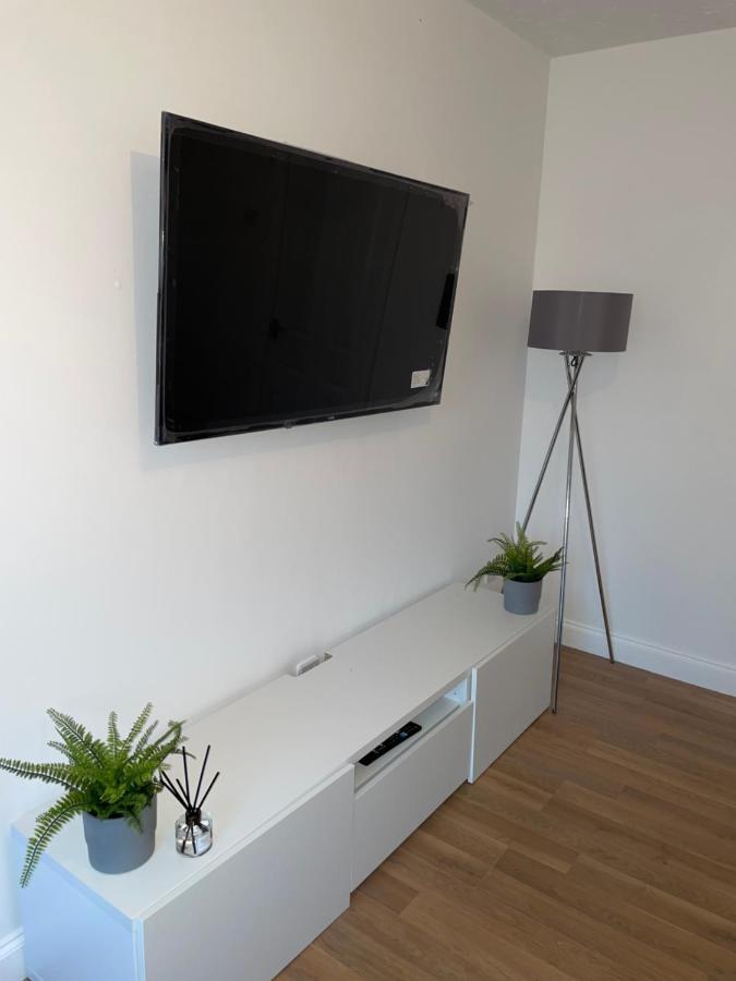 Modern 2 Bed House Cannock Perfect For Contractors Business Travellers Short Stays Driveway For 2 Vehicles Close To M6 M54 I54 A5 A38 Mcarthur Glen Designer Outlet Eksteriør bilde