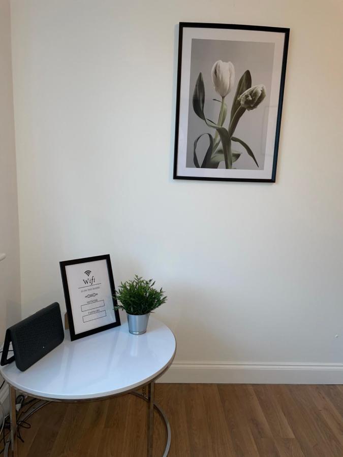 Modern 2 Bed House Cannock Perfect For Contractors Business Travellers Short Stays Driveway For 2 Vehicles Close To M6 M54 I54 A5 A38 Mcarthur Glen Designer Outlet Eksteriør bilde
