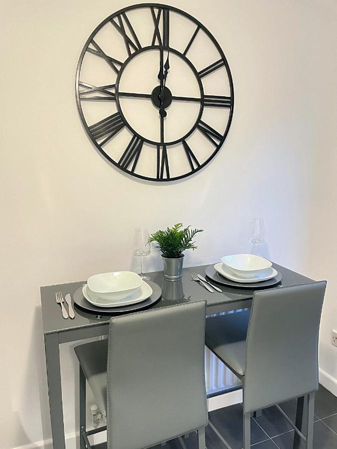 Modern 2 Bed House Cannock Perfect For Contractors Business Travellers Short Stays Driveway For 2 Vehicles Close To M6 M54 I54 A5 A38 Mcarthur Glen Designer Outlet Eksteriør bilde